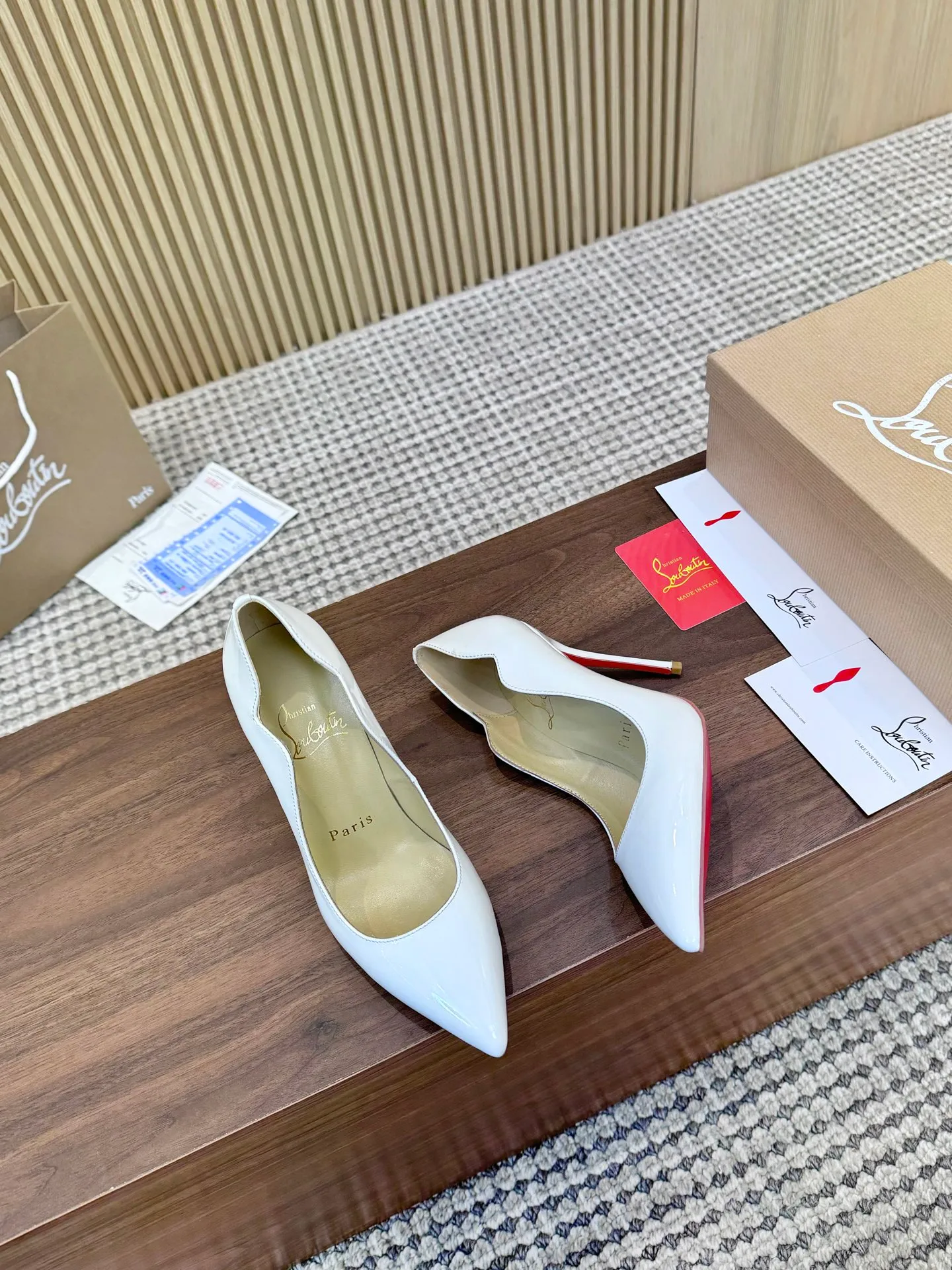 👟👟Ex-factory price 440👟👟 Genuine leather sole +40 shipped all year round 💝Christian Louboutin CL👠 "Imported cow patent leather💎 series" noble and luxurious, real blingbling✨ real materials, all customized by the pattern maker, and the materials are made of original customized materials, achieving the taste of the original 5 color options💍 Upper: Imported 👉Cow patent leather💪 Lining: Sheepskin foot pad/lining Size: 34-40.41.42 Heel height: 10.5cm and 8.5cm two options Leather sole Rubber sole
